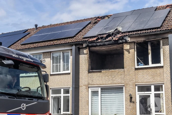 Brandweer voert nacontrole uit bij afgebrande woning