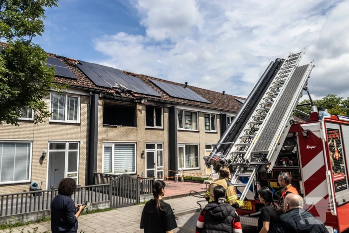 Brandweer voert nacontrole uit bij afgebrande woning