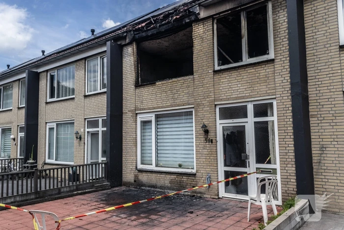 Brandweer voert nacontrole uit bij afgebrande woning