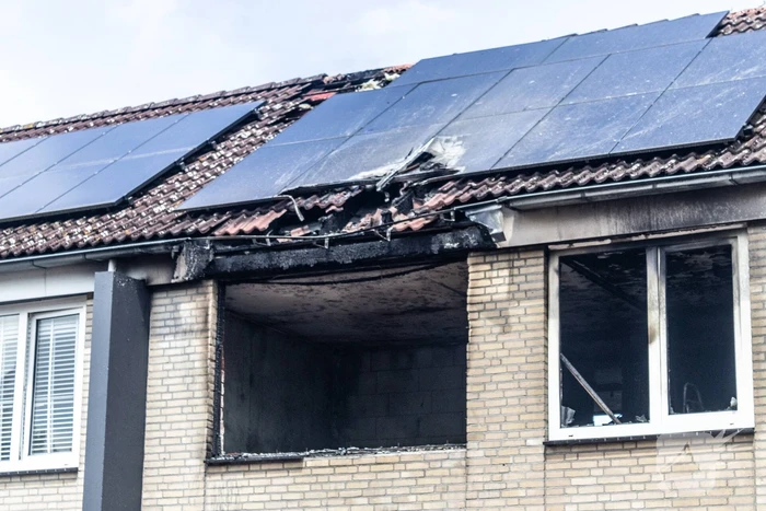 Brandweer voert nacontrole uit bij afgebrande woning