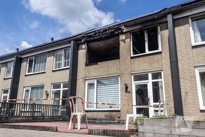 Brandweer voert nacontrole uit bij afgebrande woning