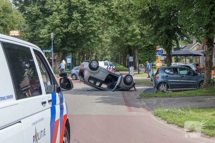 Bestuurder raakt macht over het stuur kwijt en raakt op de kop