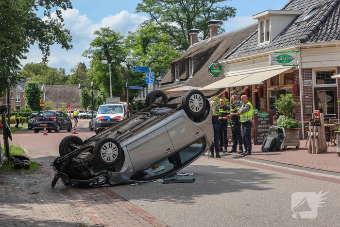 Bestuurder raakt macht over het stuur kwijt en raakt op de kop