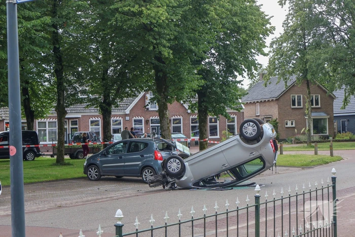 Bestuurder raakt macht over het stuur kwijt en raakt op de kop