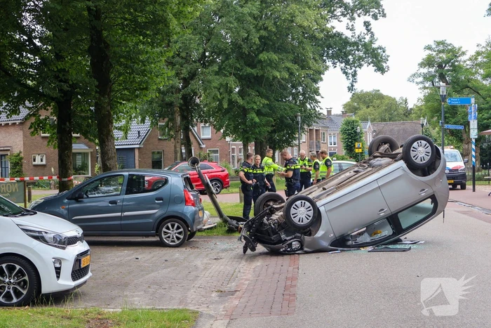 Bestuurder raakt macht over het stuur kwijt en raakt op de kop