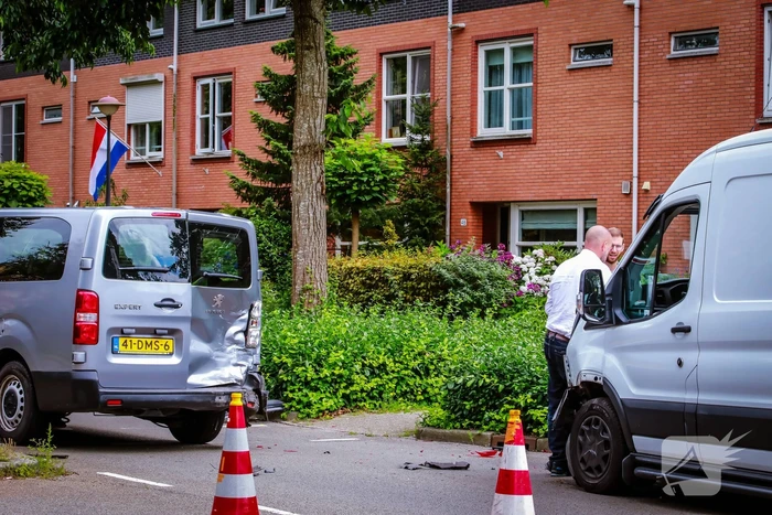 Defensievoertuig betrokken bij ongeval met bestelbus