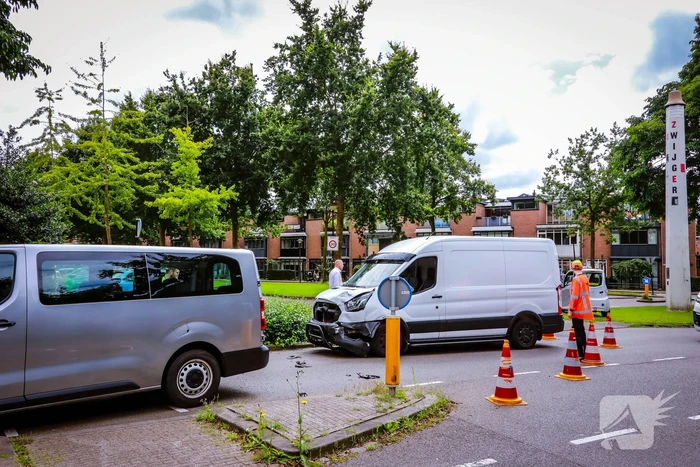 Defensievoertuig betrokken bij ongeval met bestelbus
