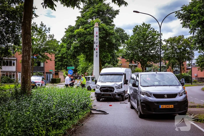 Defensievoertuig betrokken bij ongeval met bestelbus