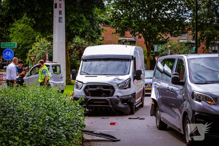 Defensievoertuig betrokken bij ongeval met bestelbus