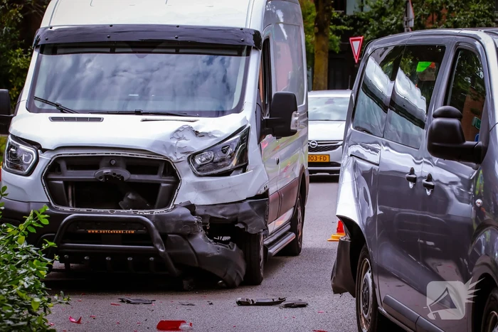 Defensievoertuig betrokken bij ongeval met bestelbus