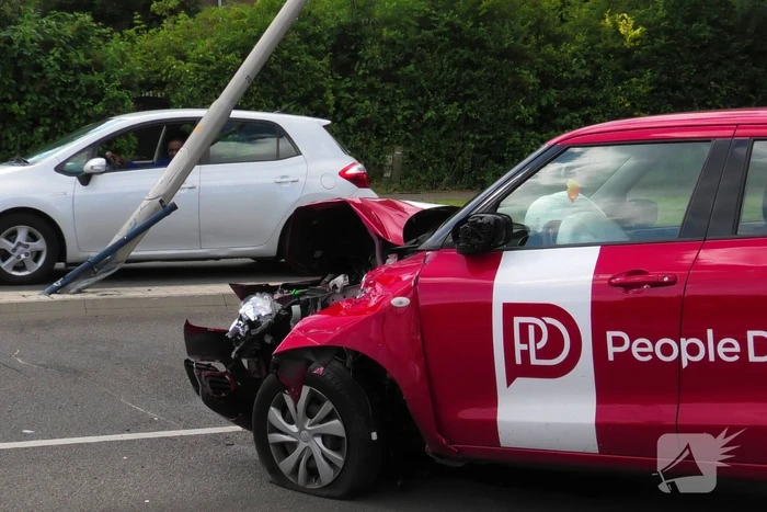 Auto zwaar beschadigd na botsing met lantaarnpaal
