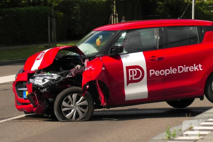 Auto zwaar beschadigd na botsing met lantaarnpaal