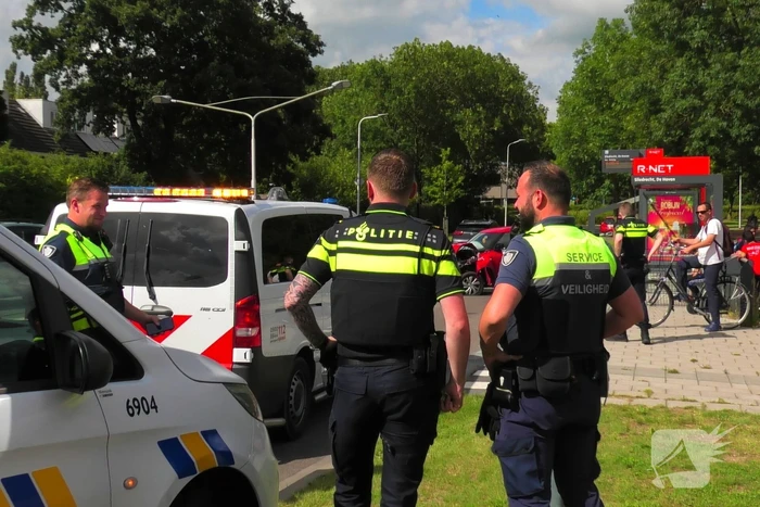 Auto zwaar beschadigd na botsing met lantaarnpaal