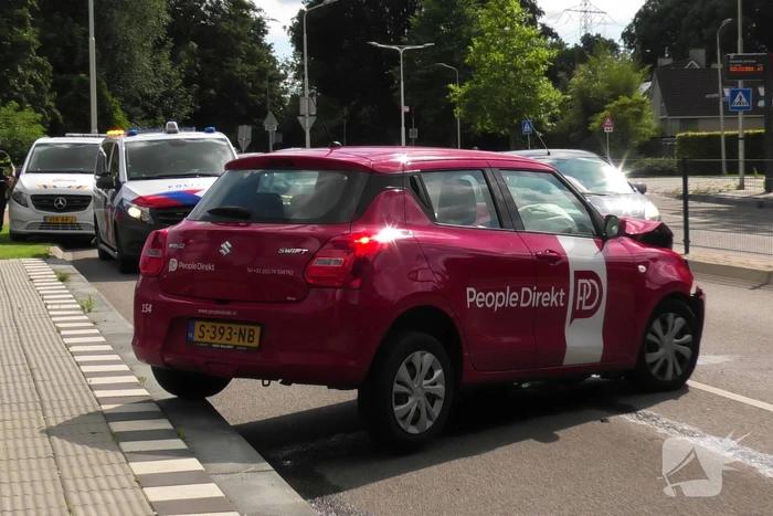 Auto zwaar beschadigd na botsing met lantaarnpaal