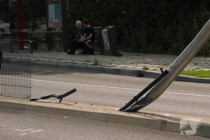 Auto zwaar beschadigd na botsing met lantaarnpaal