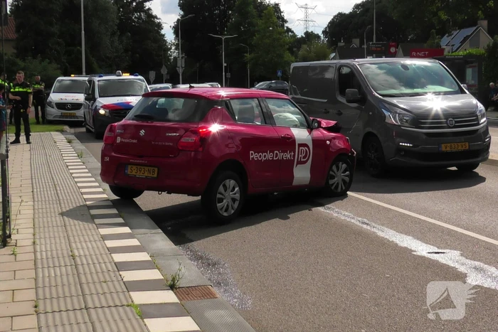 Auto zwaar beschadigd na botsing met lantaarnpaal