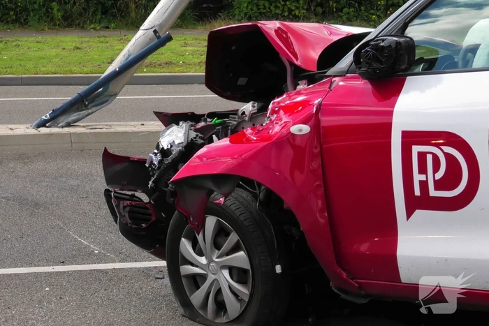 Auto zwaar beschadigd na botsing met lantaarnpaal