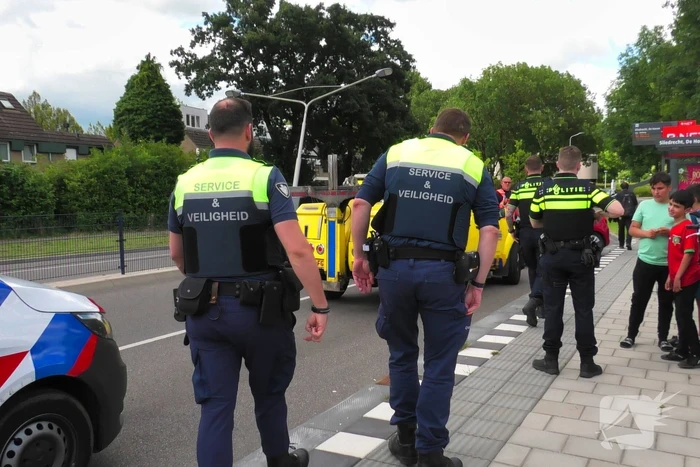 Auto zwaar beschadigd na botsing met lantaarnpaal