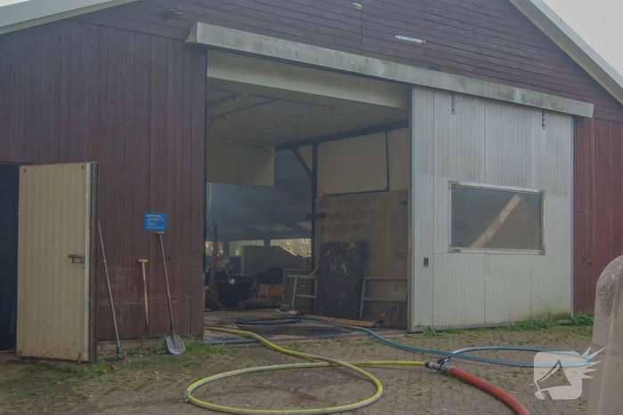Veel rookontwikkeling bij stalbrand