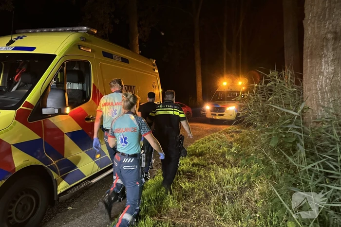Auto te water na politieachtervolging, twee personen aangehouden