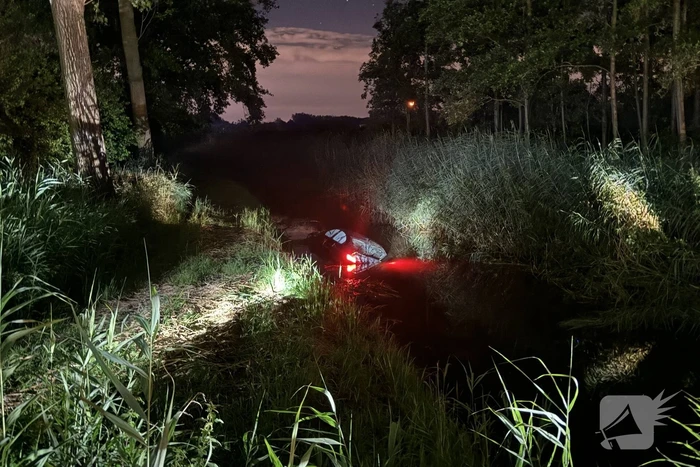 Auto te water na politieachtervolging, twee personen aangehouden