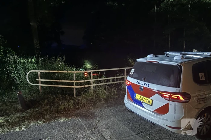 Auto te water na politieachtervolging, twee personen aangehouden