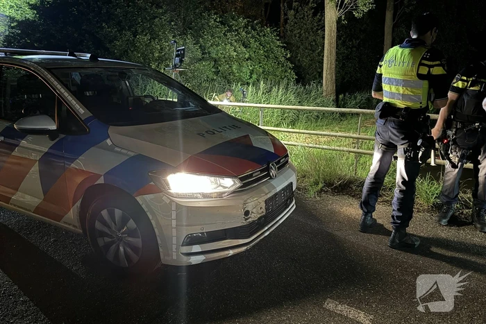 Auto te water na politieachtervolging, twee personen aangehouden
