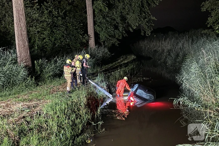 Auto te water na politieachtervolging, twee personen aangehouden