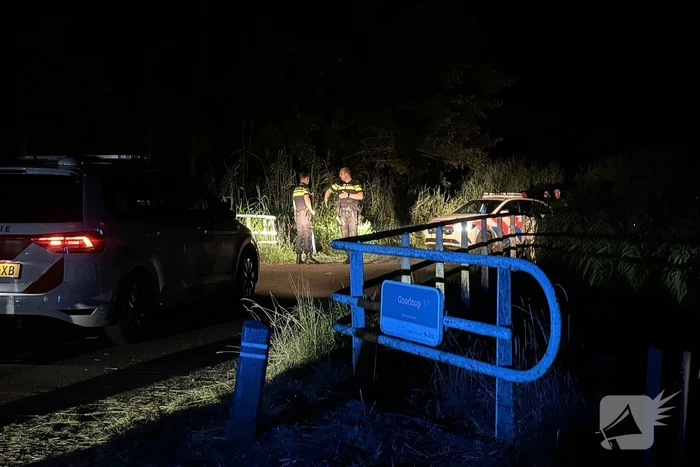 Auto te water na politieachtervolging, twee personen aangehouden