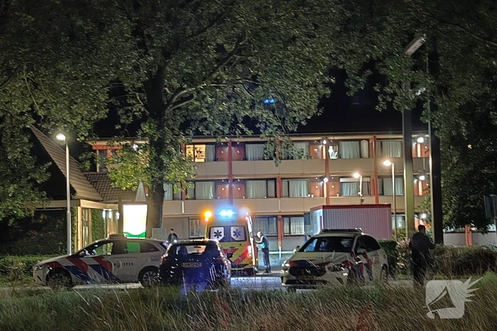 Steekincident in Noodopvang voor Vluchtelingen: Slachtoffer Naar Ziekenhuis, Politie Start Onderzoek