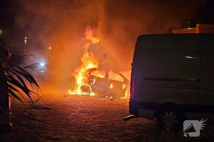Personenauto brandt volledig uit