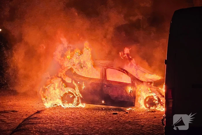 Personenauto brandt volledig uit