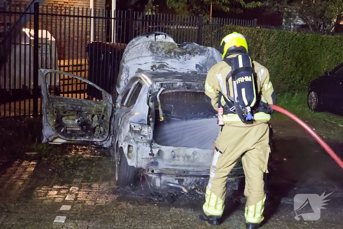 Personenauto brandt volledig uit