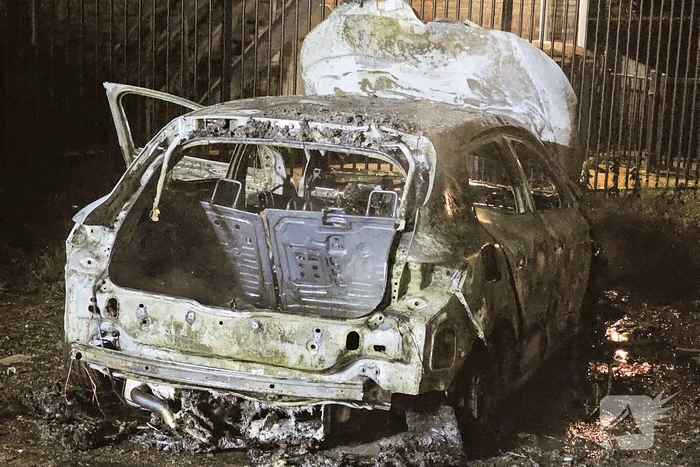 Personenauto brandt volledig uit