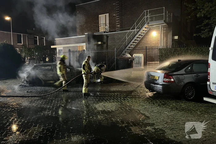 Personenauto brandt volledig uit