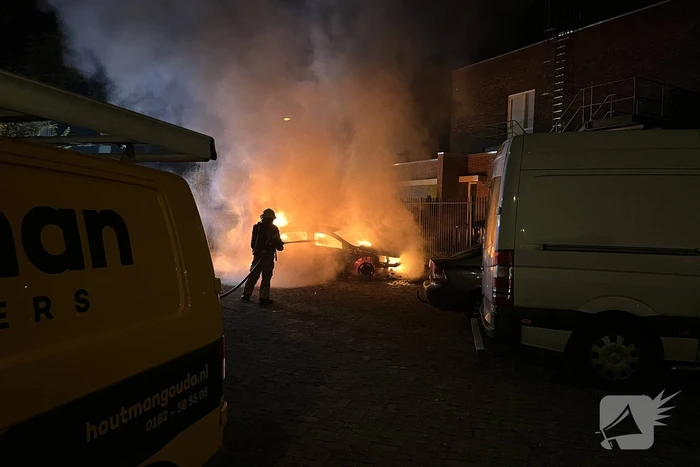 Personenauto brandt volledig uit