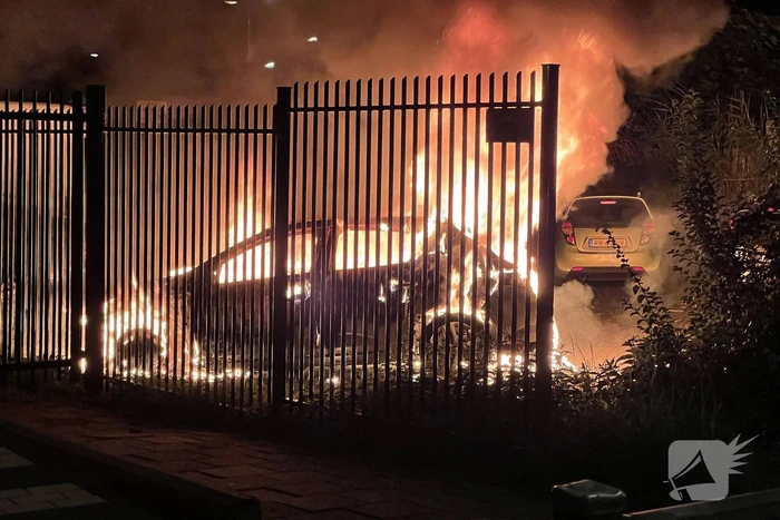 Personenauto brandt volledig uit