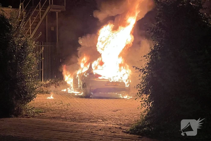 Personenauto brandt volledig uit