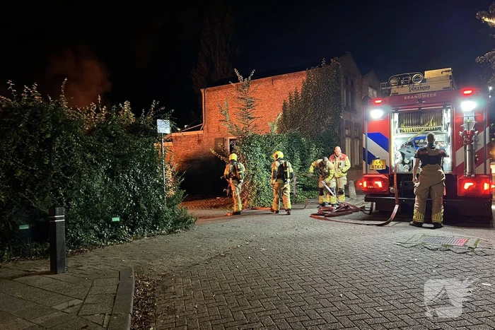 Personenauto brandt volledig uit