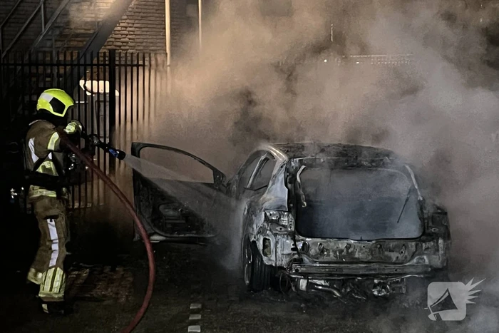 Personenauto brandt volledig uit