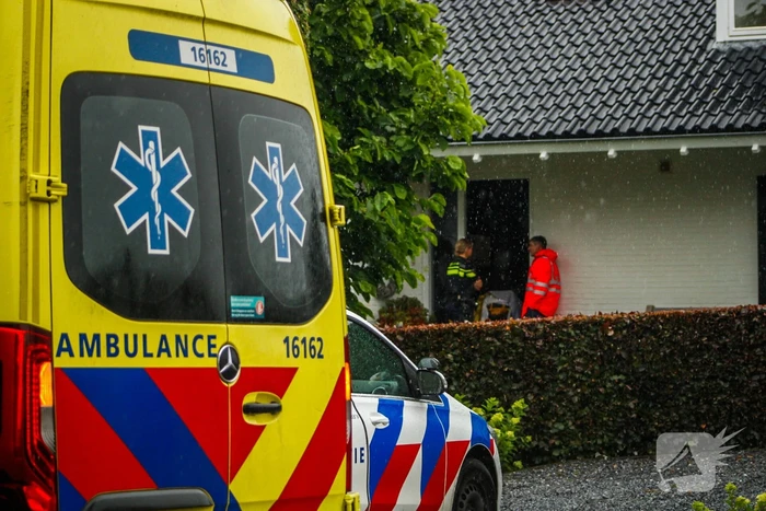 Persoon zwaargewond na steekvlam uit boot