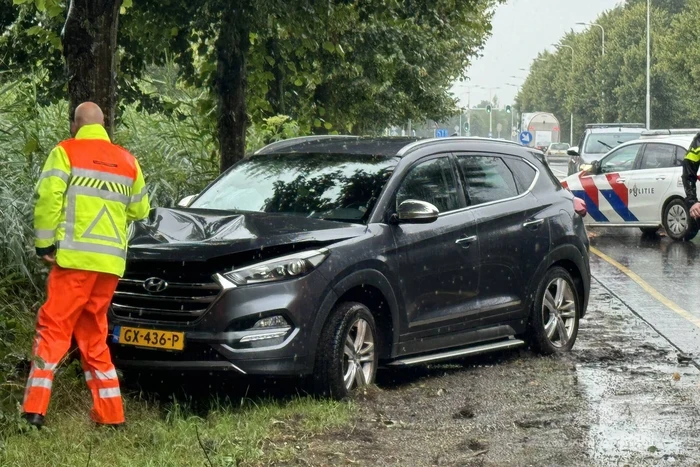 Automobilist eindigt tegen boom