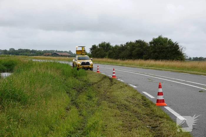Voertuig raakt te water