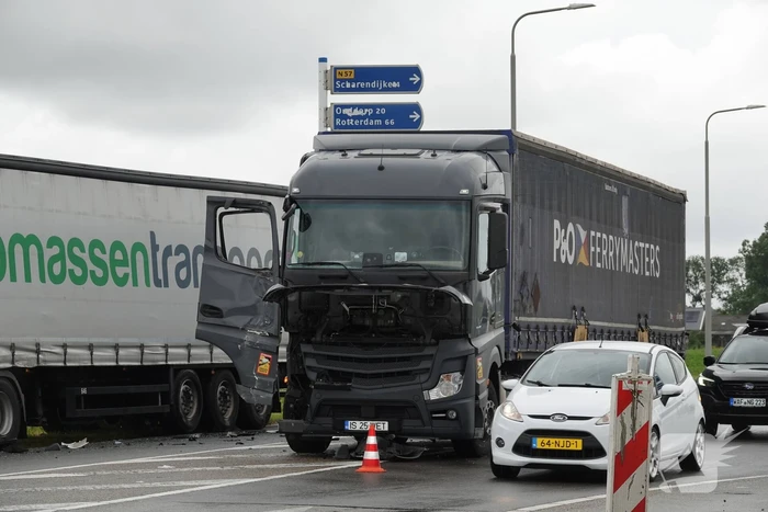 Twee vrachtwagens beschadigd bij botsing