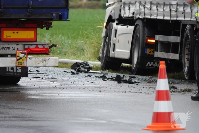 Twee vrachtwagens beschadigd bij botsing