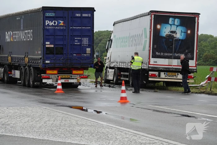 Twee vrachtwagens beschadigd bij botsing