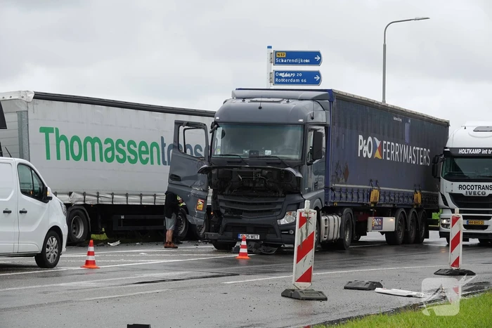 Twee vrachtwagens beschadigd bij botsing