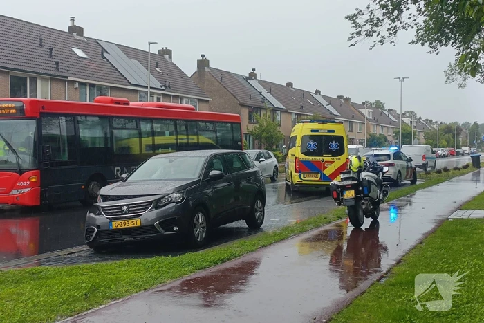 Schade na botsing tussen stadsbus en auto