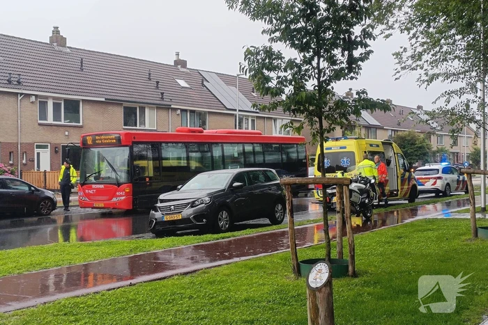 Schade na botsing tussen stadsbus en auto