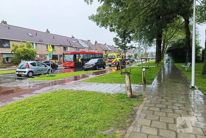 Schade na botsing tussen stadsbus en auto